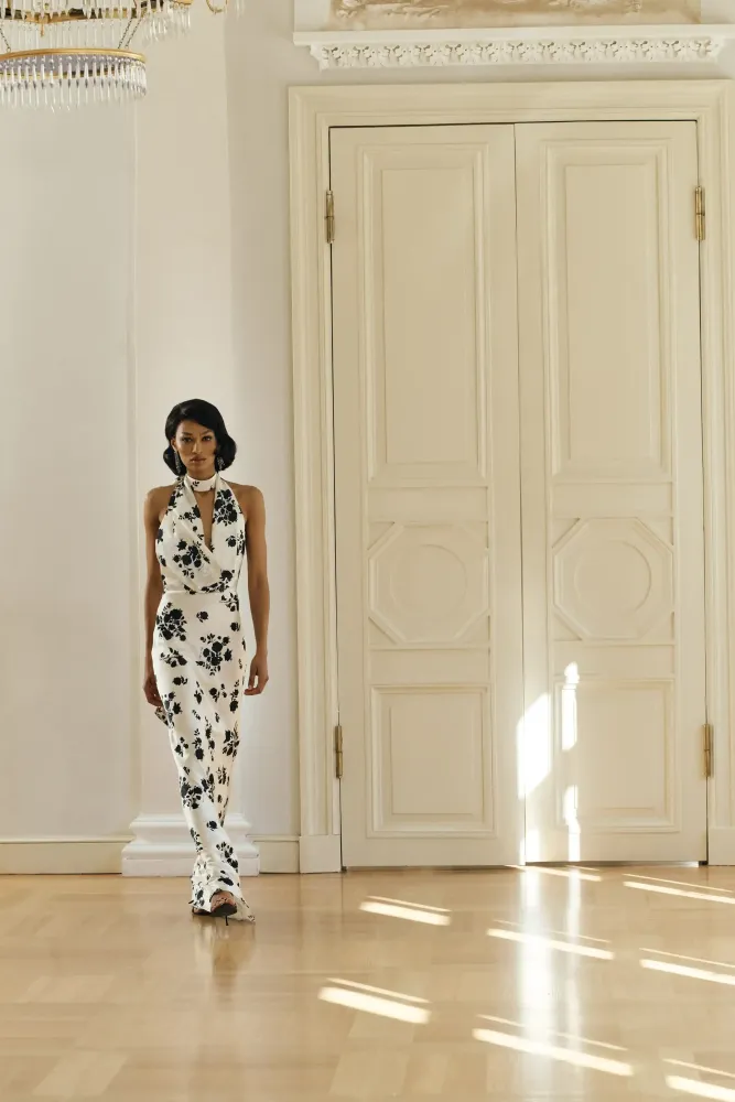 Alia maxi, платье макси с чокером из черного атласа с цветочным принтом