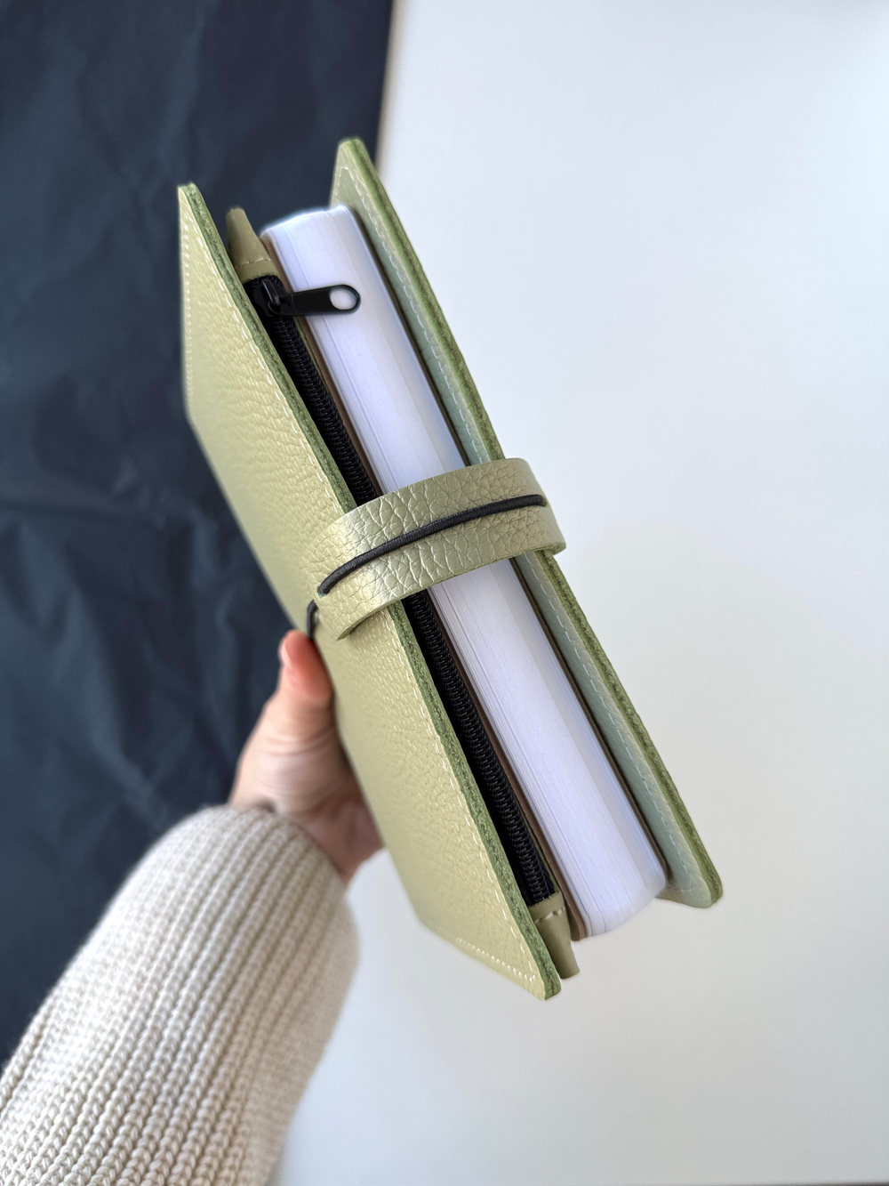 Комплект: обложка на кольцах Personal+ на резинке, вставка на молнии, форзацы, блок в клетку