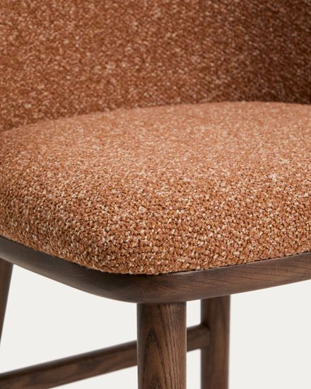 Барный стул Ciselia из терракотового шенилла с ножками из ясеня в отделке орех