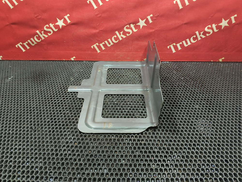 Кронштейн брызговика левого