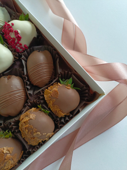 Клубника в шоколаде и финики в шоколаде