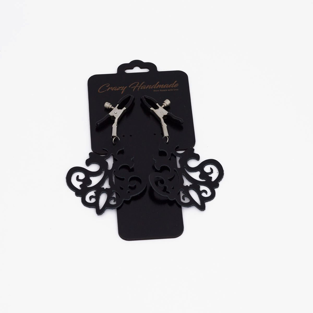 Зажимы на соски с черными кожаными подвесками
