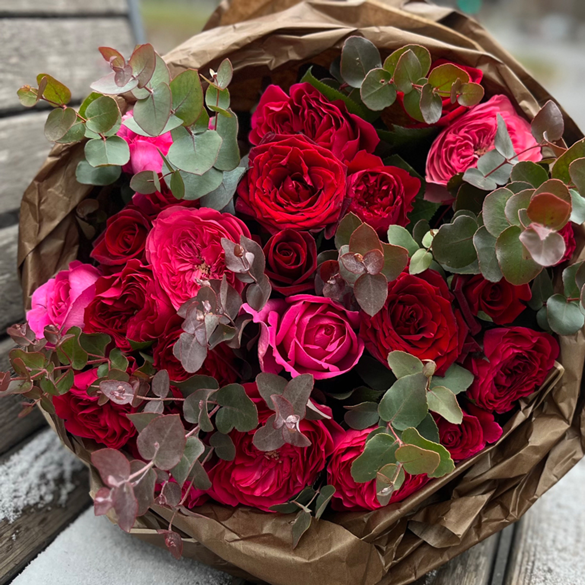 🍀 Красный микс — букет душистых и старинных садовых роз с великолепным эвкалиптом — для мамы