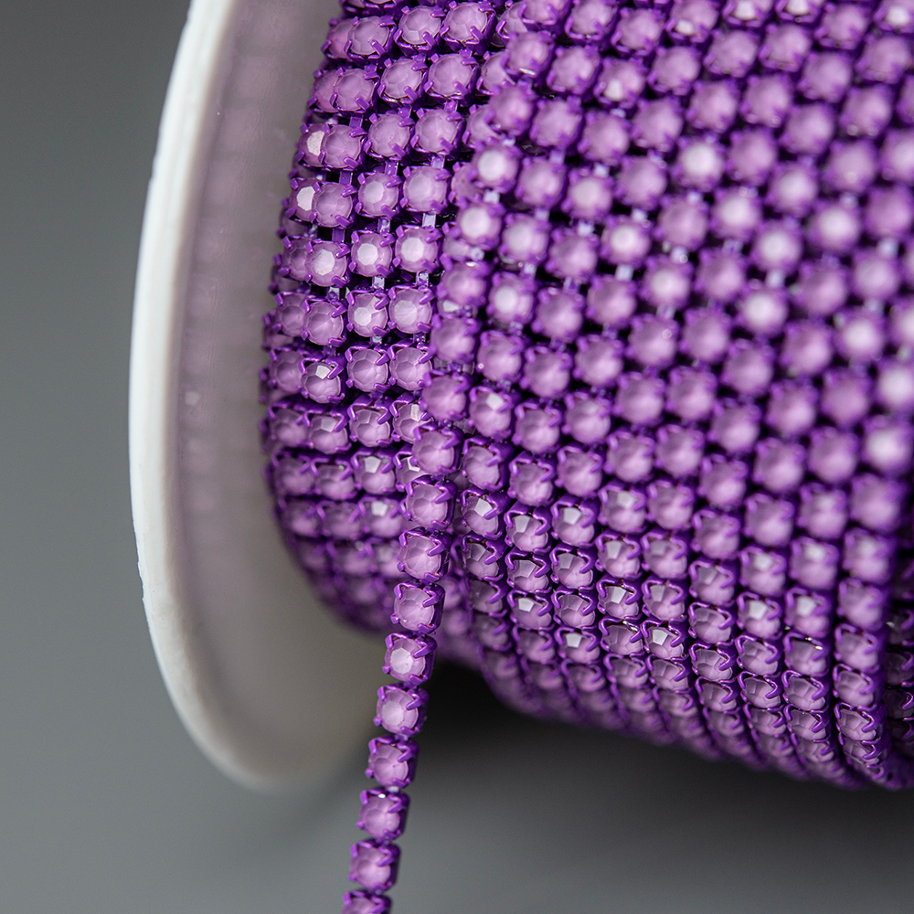 Матовая стразовая цепь, 2мм, сиреневый кристалл в фиолетовых цапах