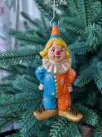 Клоун в оранжево-голубом костюме