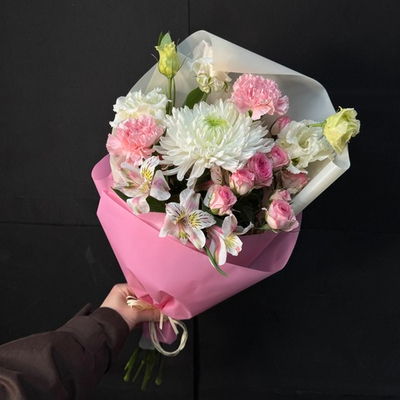 Букет из хризантемы, кустовой розы, эустомы, альстромерии и гвоздик