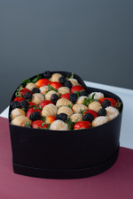 Коробка сердце (бол.) black c клубникой и ежевикой арт. 230202.08