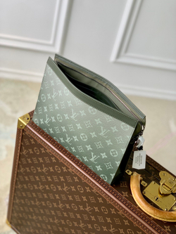 Louis Vuitton Pochette Voyage MM