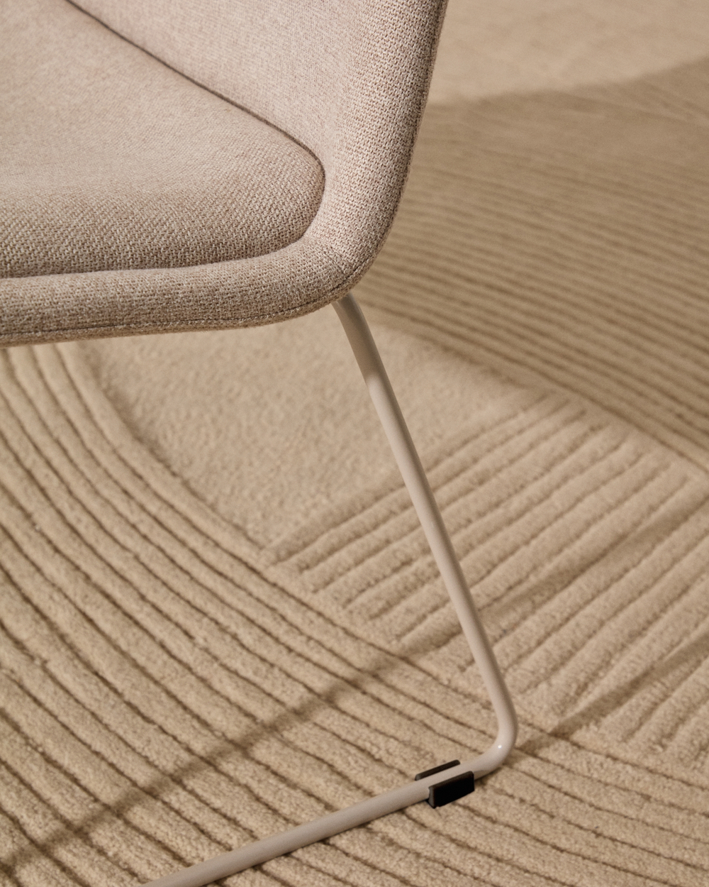 Кресло Zahara бежевого цвета и сталь в бежевой отделке