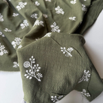 Полулен с вышивкой на оливковом фоне