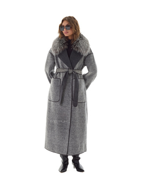 Серое пальто на поясе с меховым воротником