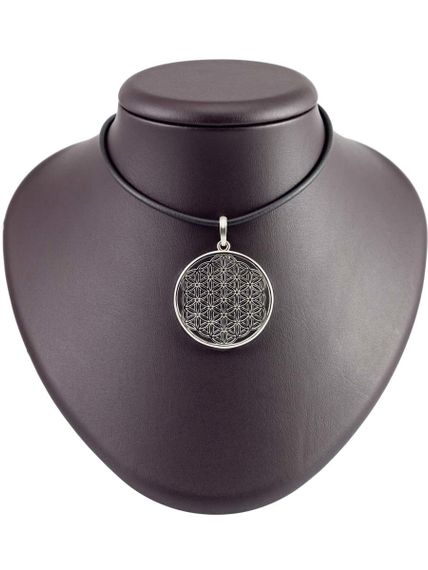 Фото серебряной подвески Цветок жизни на постаменте в масштабе.