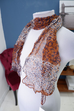 Шарф легкий бежевый с анималистичным принтом