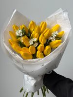 Букет из 21 желтых тюльпанов и белого оксипеталума