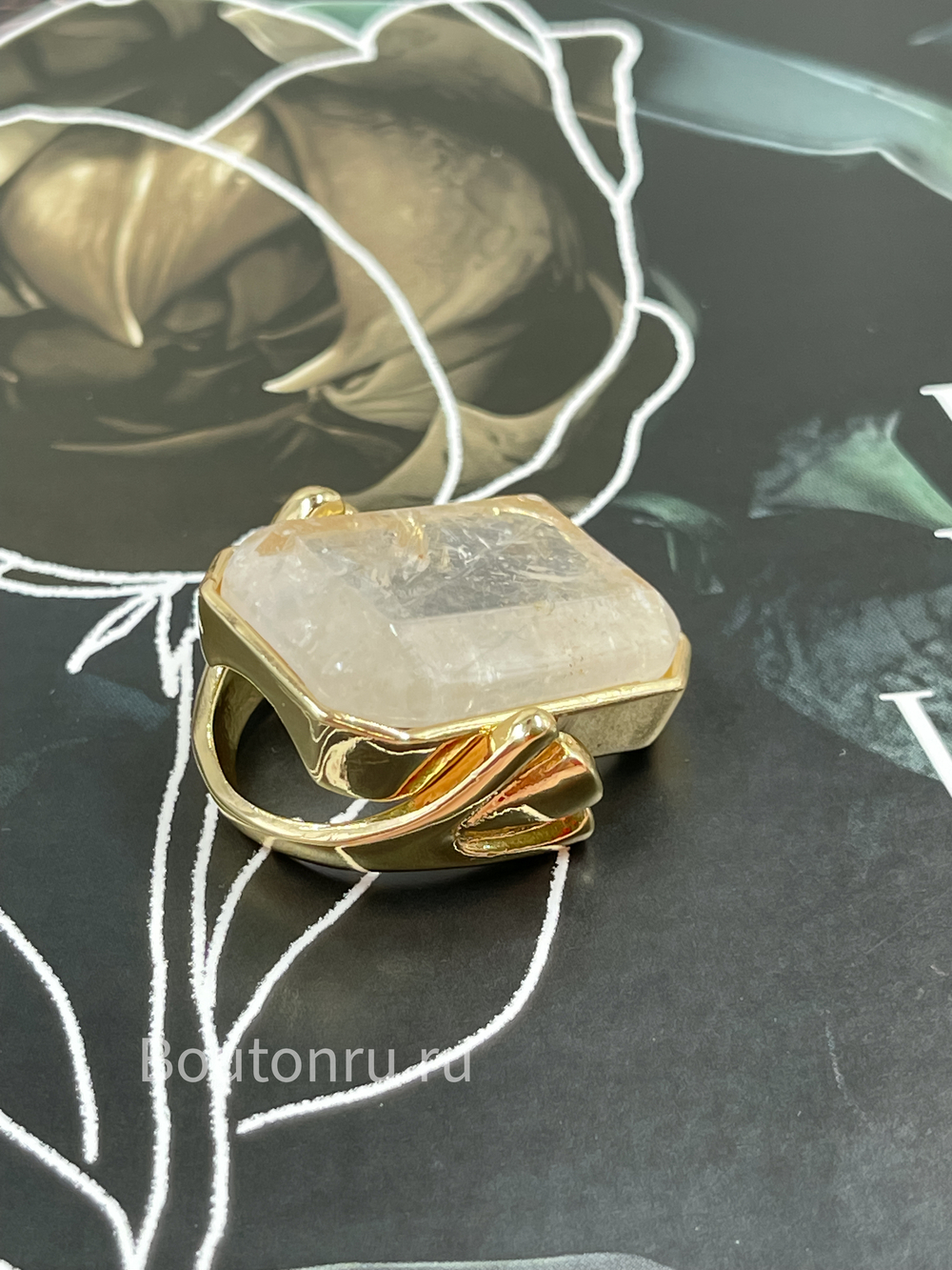 Кольцо золотистое с большим прозрачным камнем