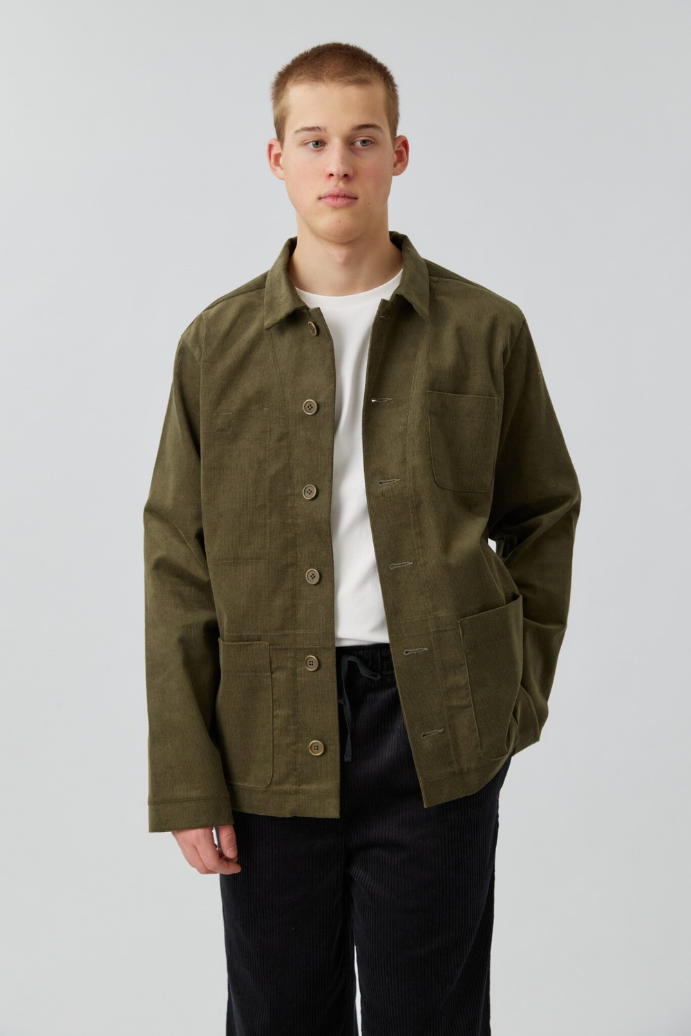 Верхняя мужская рубашка с карманами из вельвета цвета хаки