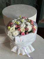 Букет из кустовой пионовидной розы, одноголовых роз, лизиантуса и хризантемы