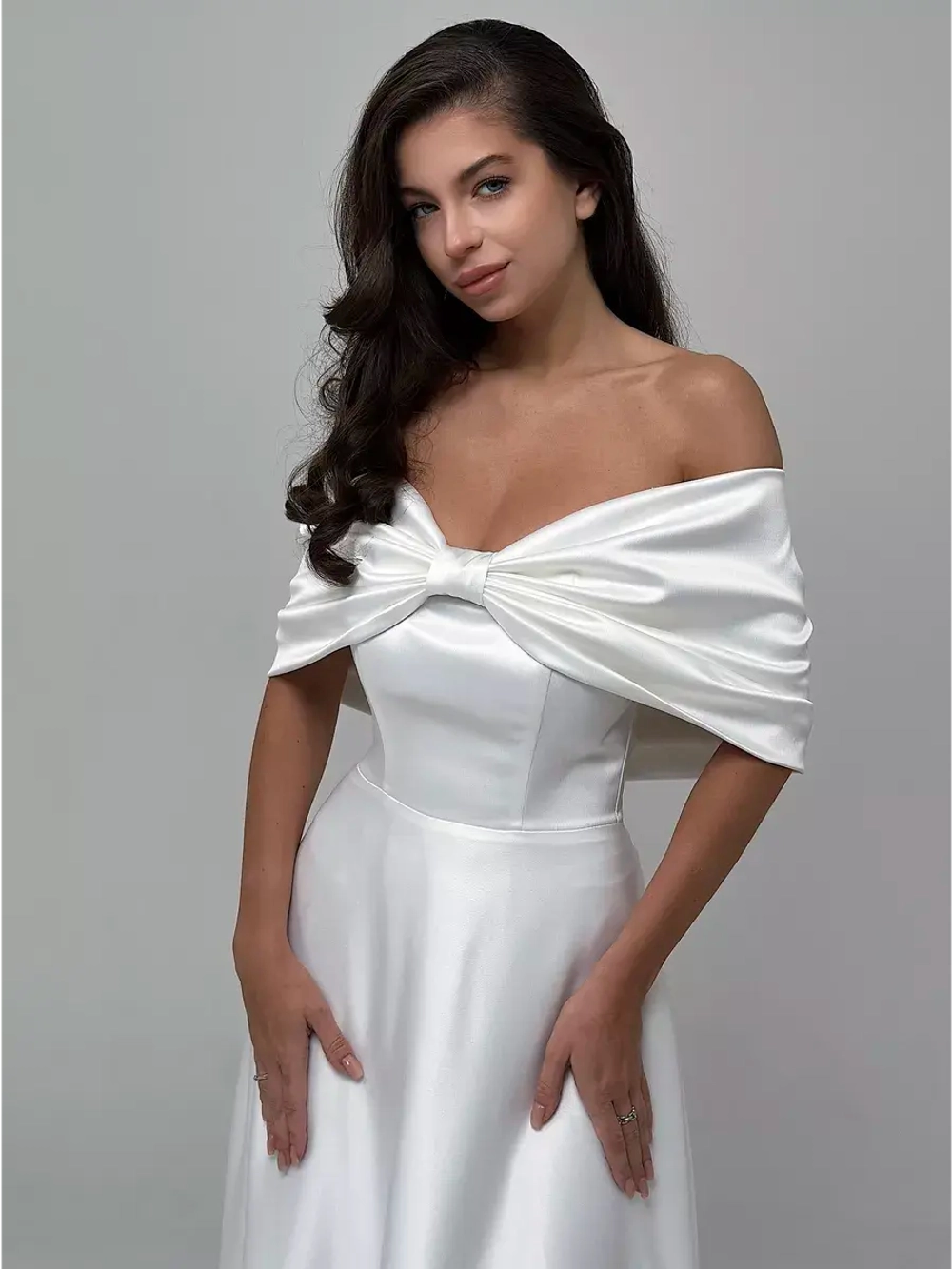 Свадебное платье с бантом и открытыми плечами