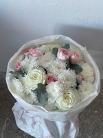 Сборный букет из белоснежной хризантемы, кустовой пионовидной розы и диантусов