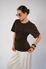 Футболка приталенная ,с разрезом сзади.