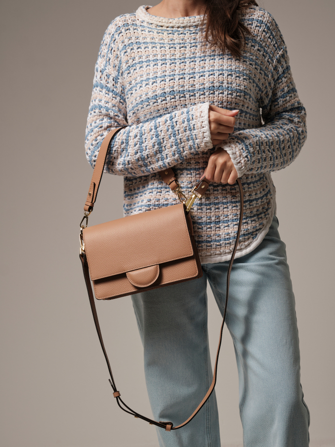 Сумка кожаная через плечо беж.нуга