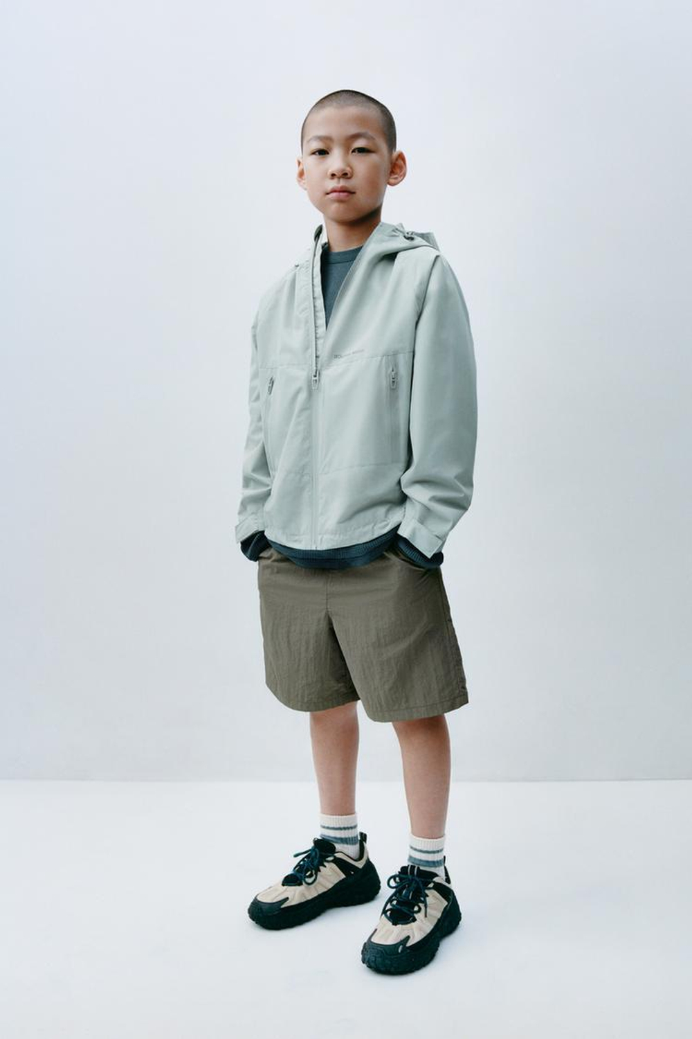 ZARA ЛЕГКАЯ КУРТКА С КАПЮШОНОМ WATER REPELLENT, КАМЕННО-СЕРЫЙ