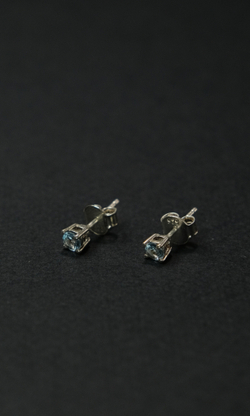 Серьги пуссеты "Memo about mindfulness" из голубого топаза с серебром 925