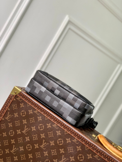 Louis Vuitton Nil Bag