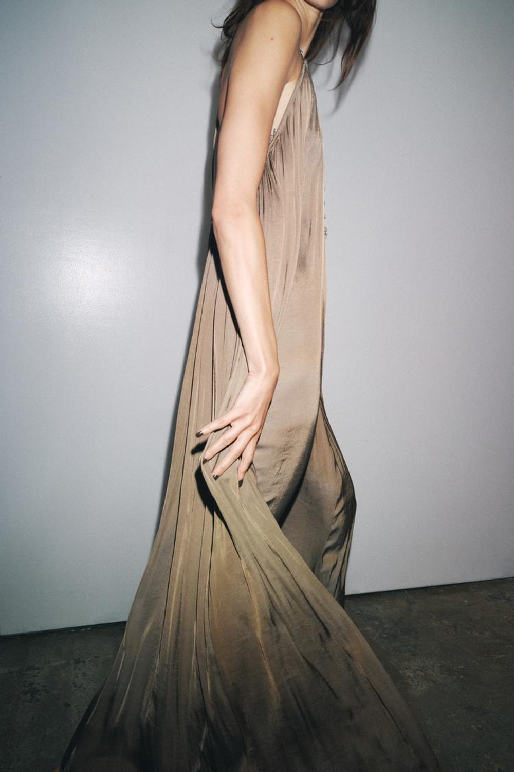 ZARA ДЛИННОЕ АТЛАСНОЕ ПЛАТЬЕ ZW COLLECTION, СЕРО-КОРИЧНЕВЫЙ