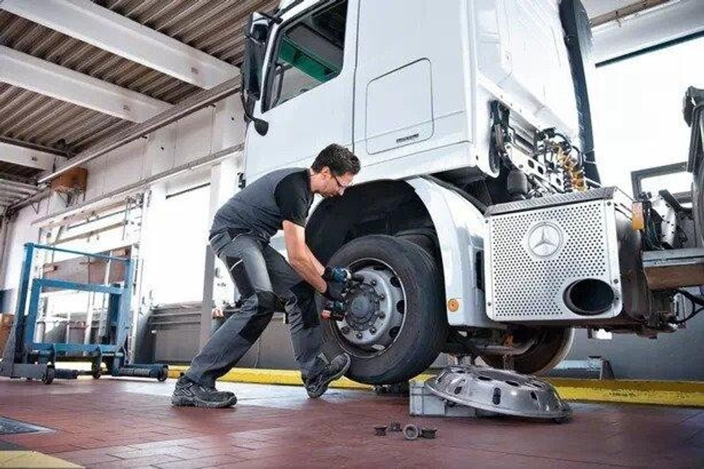 Гайковерт аккумуляторный BOSCH GDS 18 V-1000 ударный без АКБ и ЗУ 06019J8300