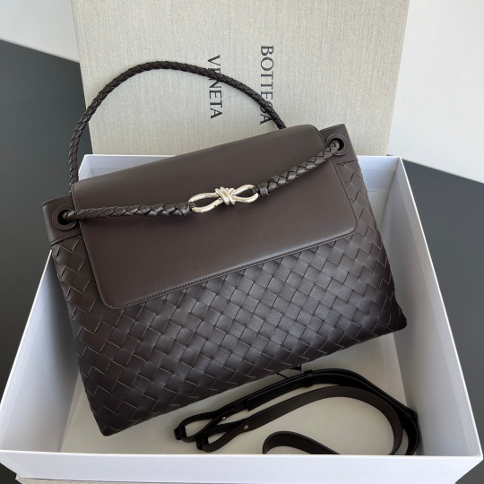 Bottega Veneta Medium Andiamo Messenger 37 cm