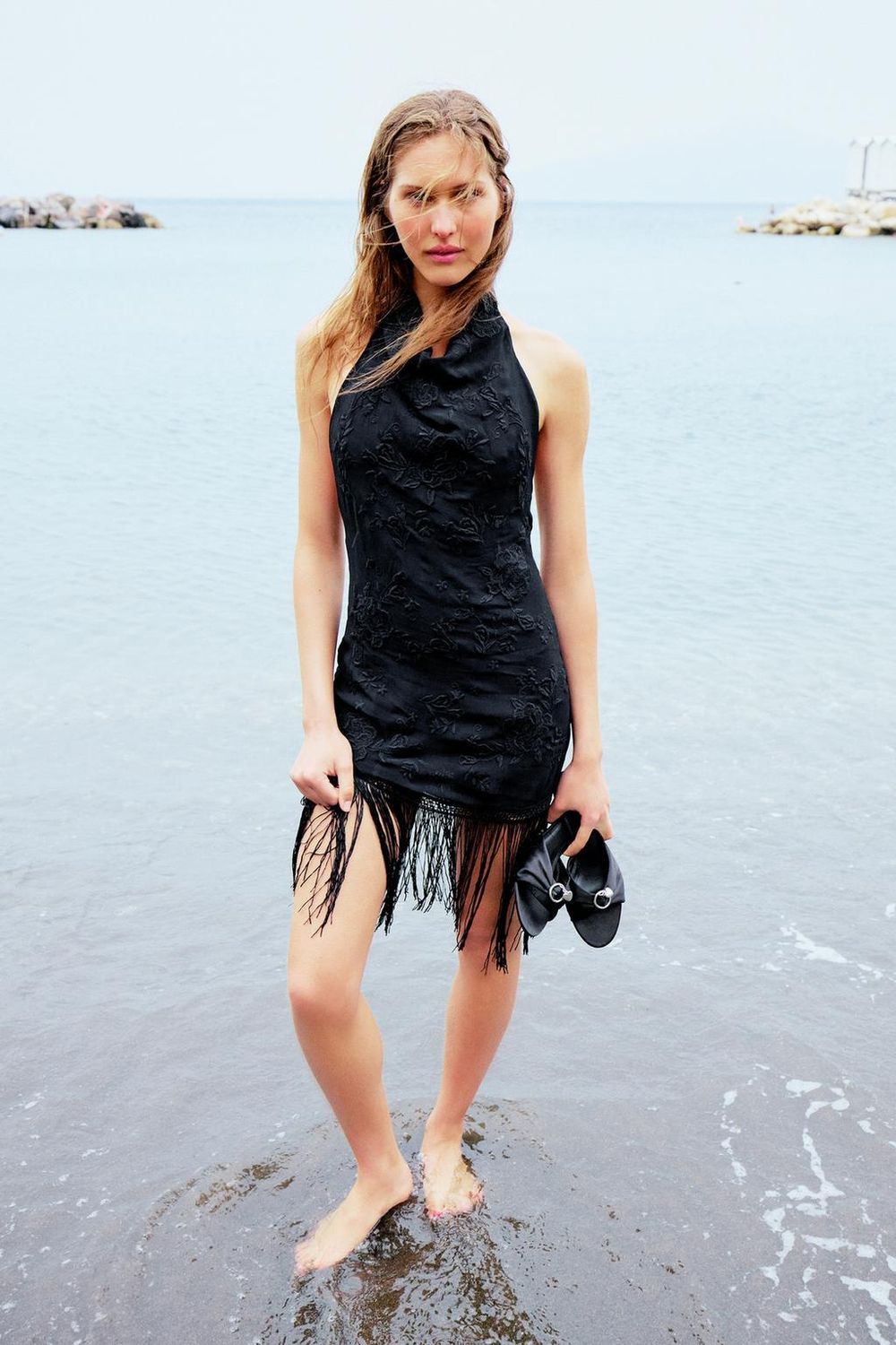 ZARA ПЛАТЬЕ С ГОРЛОВИНОЙ ХАЛТЕР, ВЫШИВКОЙ И БАХРОМОЙ, ЧЕРНЫЙ