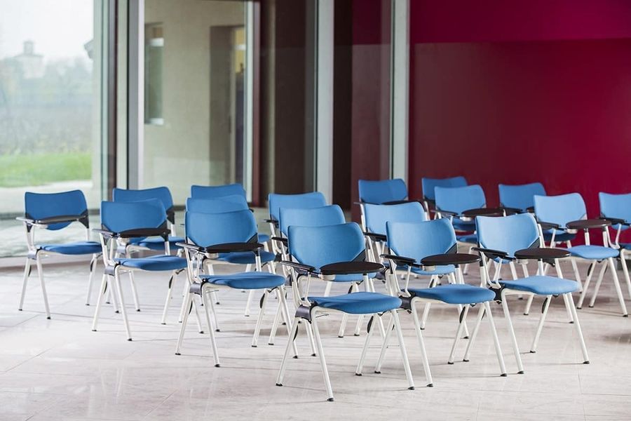 Кресла и стулья для конференц-зала: как выбрать удобные решения для переговоров и мероприятий