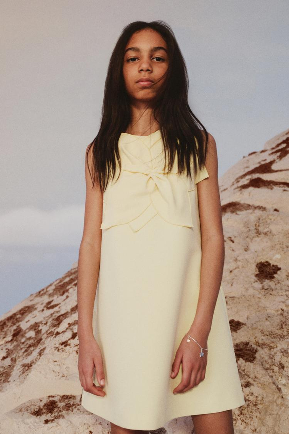 ZARA ПЛАТЬЕ С КОНТРАСТНЫМ ЦВЕТКОМ, ПАСТЕЛЬНО-ЖЕЛТЫЙ