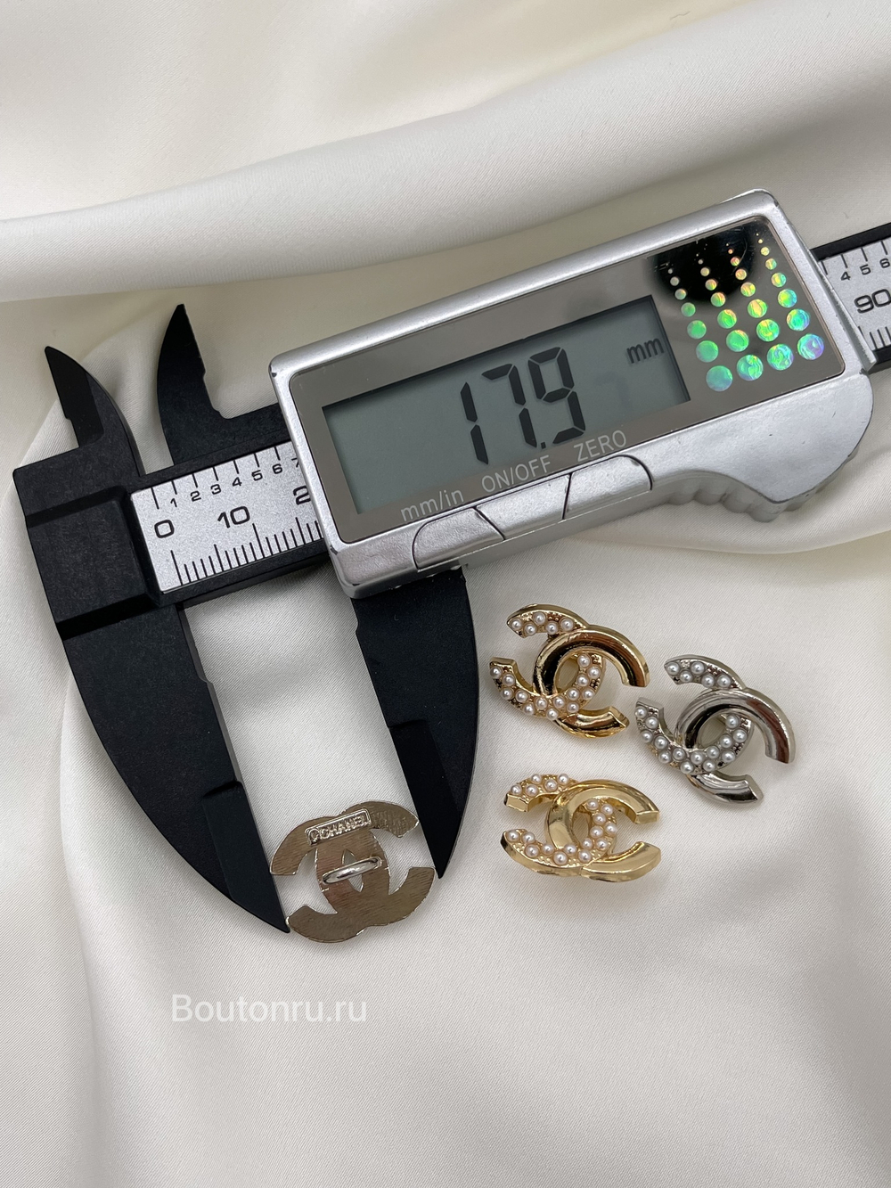 Пуговицы Шан. серебро лого жемчуг/глянец 18 мм