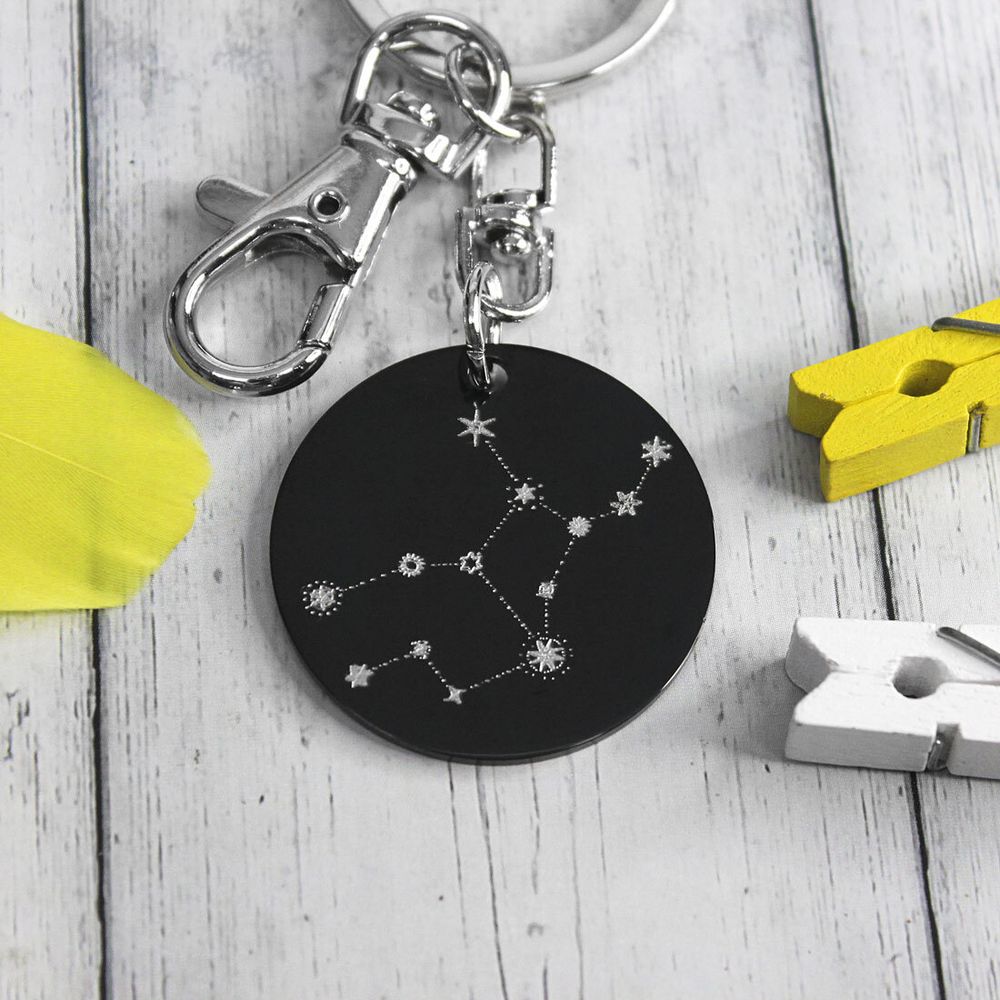 Чёрный брелок с гравировкой созвездия на заказ