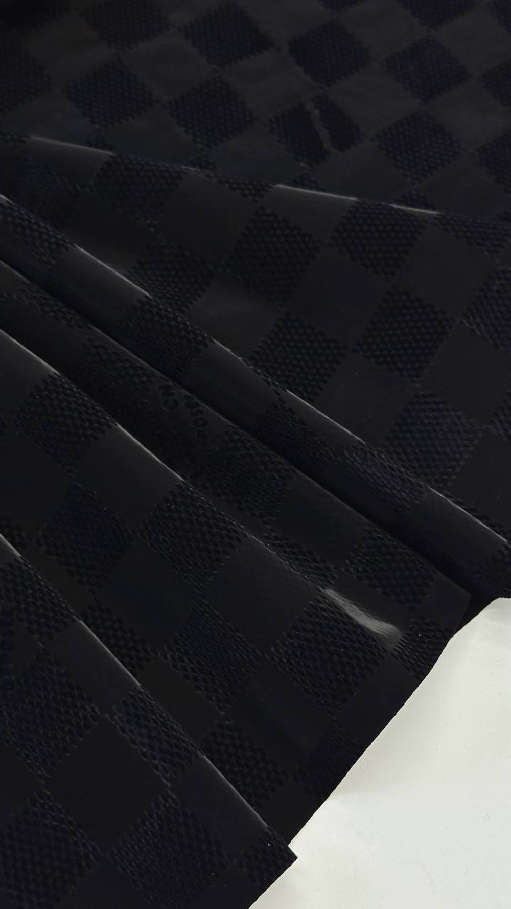 Курточно-плащевая ткань Louis Vuitton черный в клетку с лого