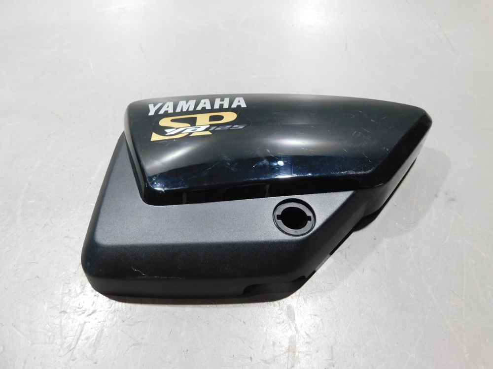 Пластик боковой левый Yamaha YB125 sp 020483