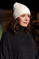 8401 Шапка женская (молочный)