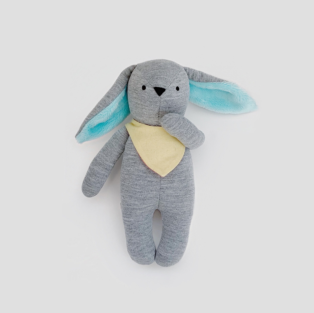 Зайчик серого цвета с мятными ушками