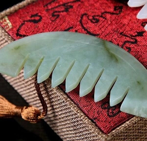 Гребень гуаша из нефрита 45*88 мм