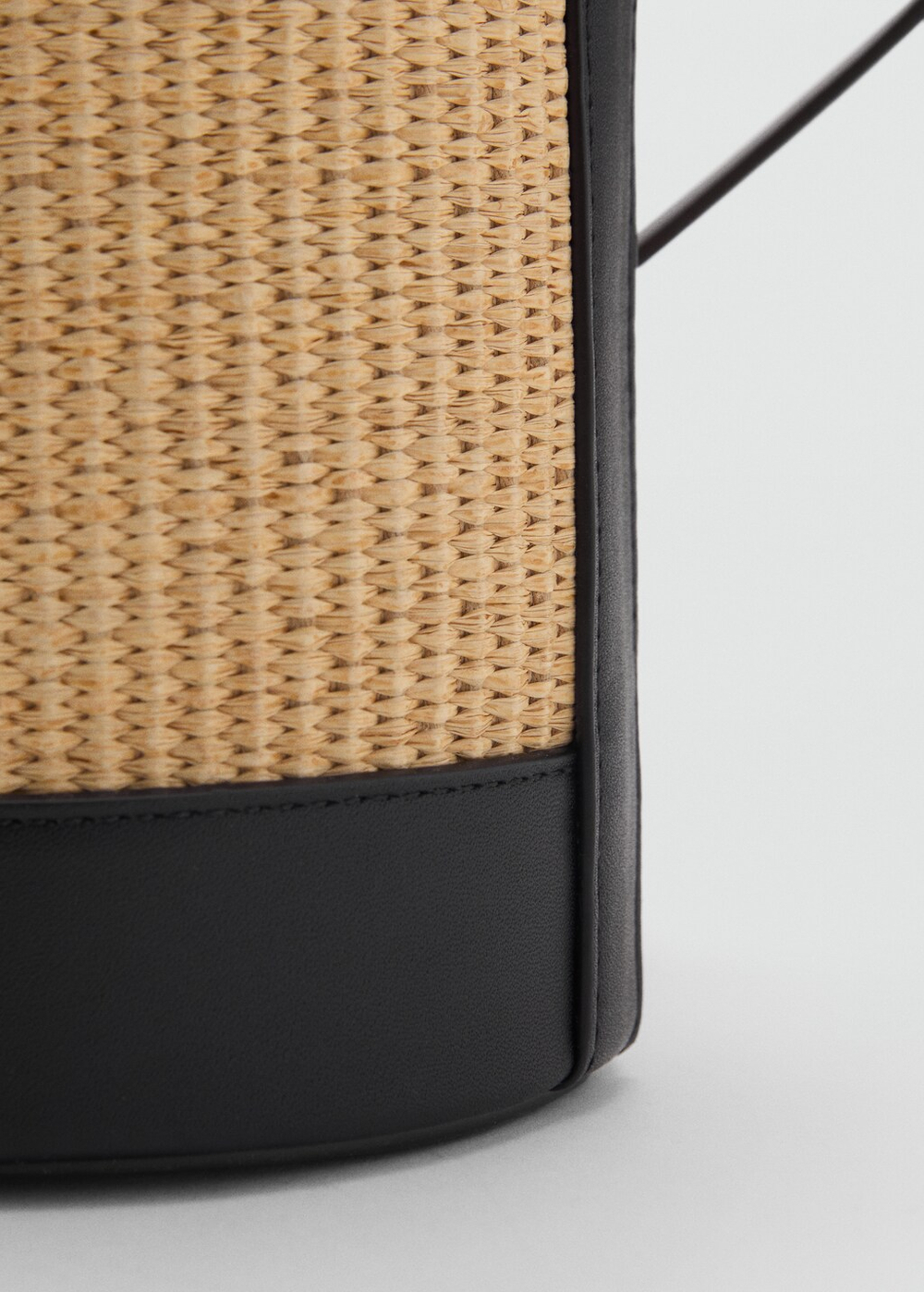 Средняя сумка-ведро с эффектом рафии