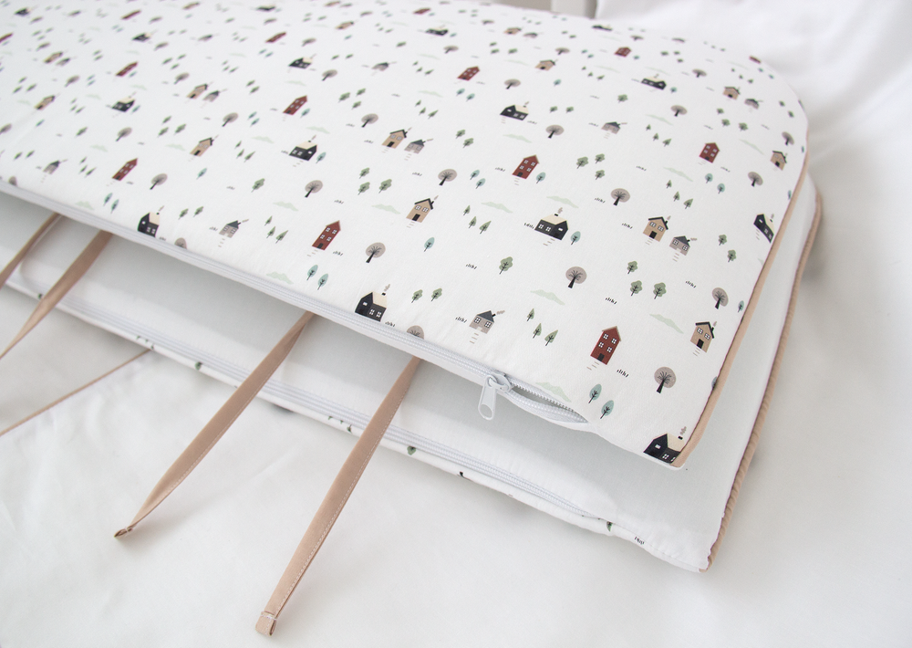 Мягкие бортики для кроватки KIDI soft "Домики" (кант, сатин)