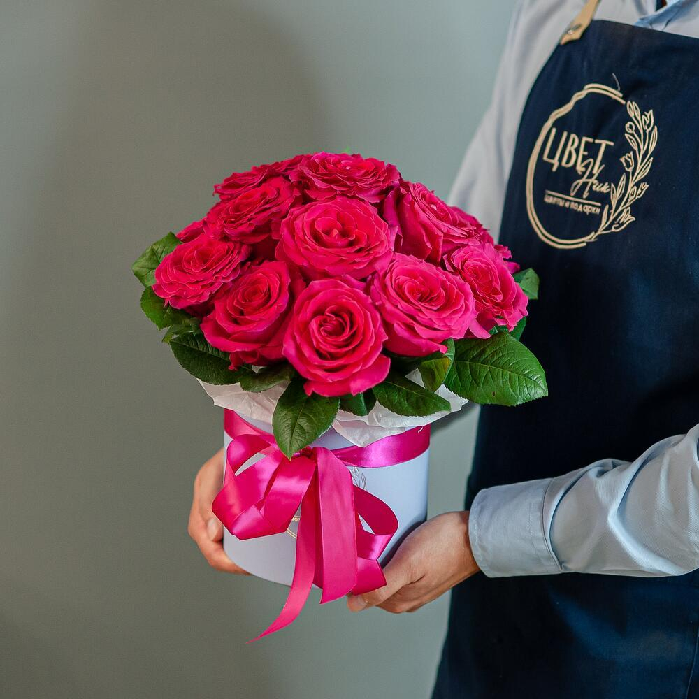 Малиновые розы в шляпной коробке