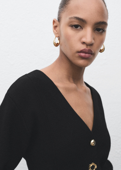 Вязаный жакет с нарядными пуговицами