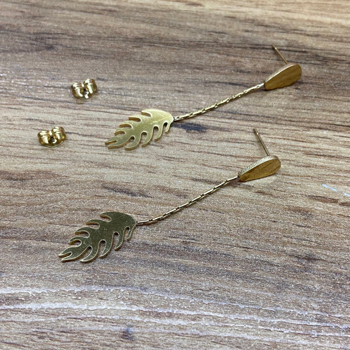 Серьги-гвоздики капля перевернутая жгутики Лист папоротника цвет серебристый