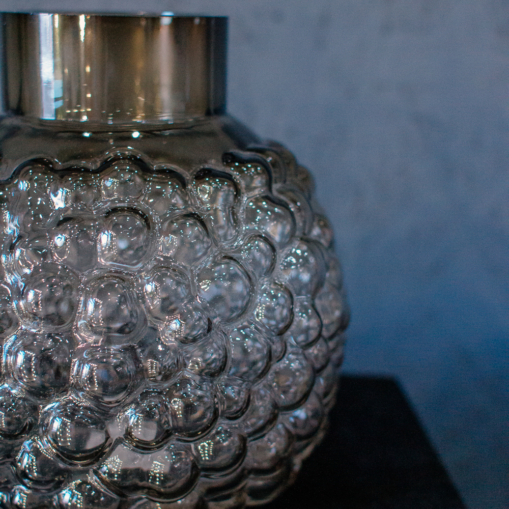 4. Коричневая стеклянная ваза с пузырьками