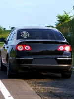 Наклейка на авто собака в машине “Здесь есть waf-waf”