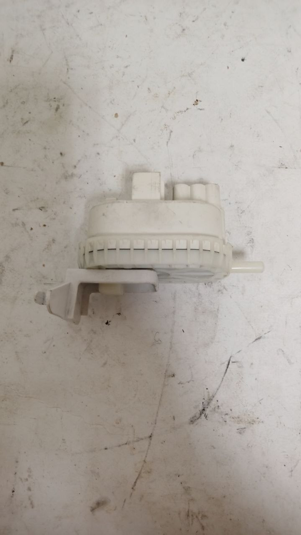 16 Датчик уровня воды (прессостат) стиральной машины Bosch Siemens B1-242b 658976 б\у