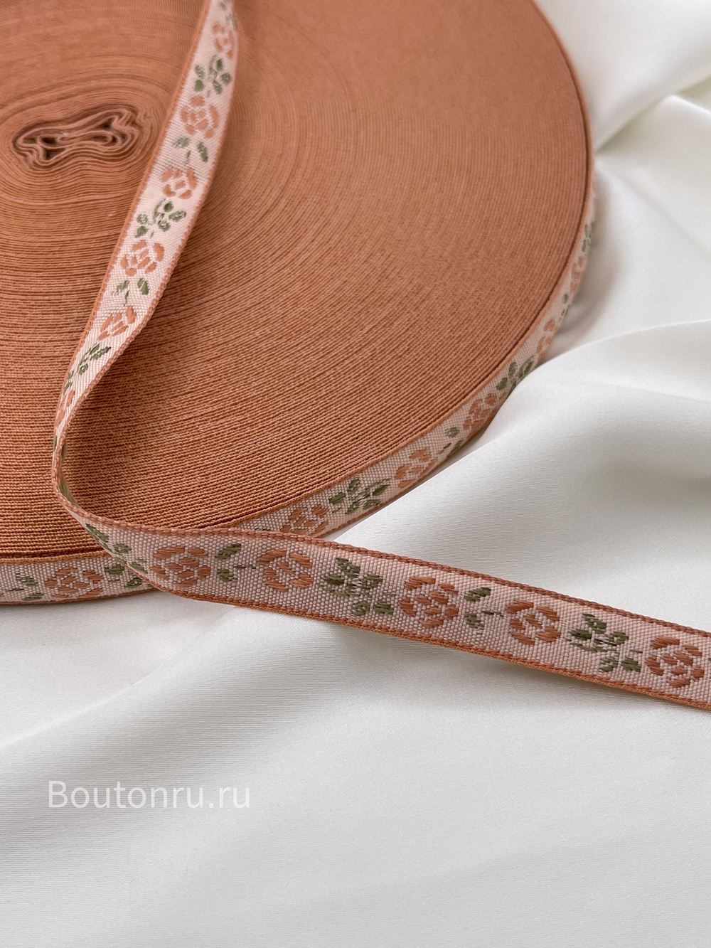 Тесьма (лента) пыльно-розовая с цветочками 1 см жаккард